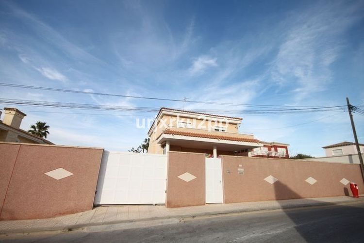 House | Resale in Aguas Nuevas in Aguas Nuevas, Costa Blanca - Photo 4