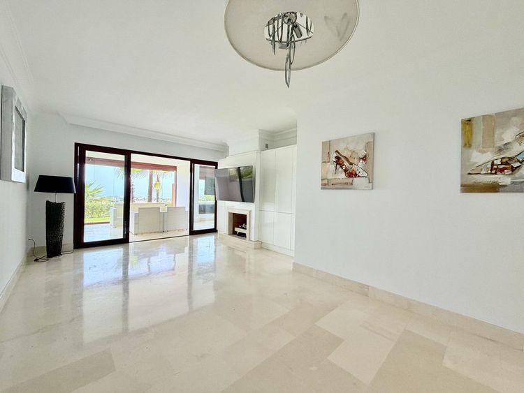 Apartment | Resale in Los Flamingos in Los Flamingos, Costa del Sol - Photo 2