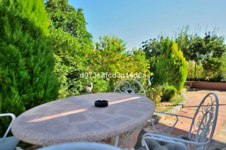 House | Resale in Benaoján in Benaoján, Costa del Sol - Photo 2