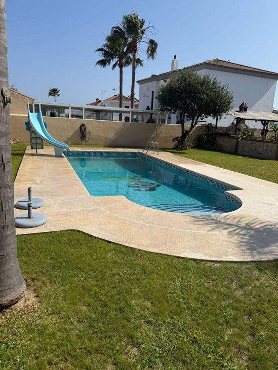 House | Resale in La Línea in La Línea, Costa del Sol - Photo 2