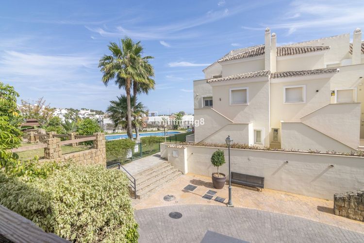 Apartment | Resale in Nueva Andalucía in Nueva Andalucía, Costa del Sol - Photo 2