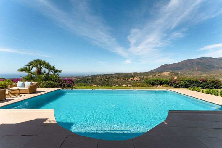 House | Resale in Estepona in Estepona, Costa del Sol - Photo 2