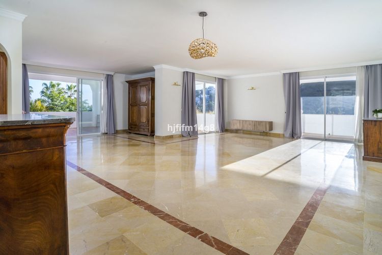 Apartment | Resale in Benahavís in Benahavís, Costa del Sol - Photo 3