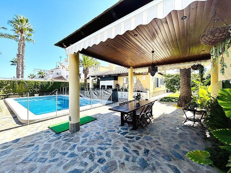 House | Resale in Cabo Roig in Cabo Roig, Costa Blanca - Photo 5
