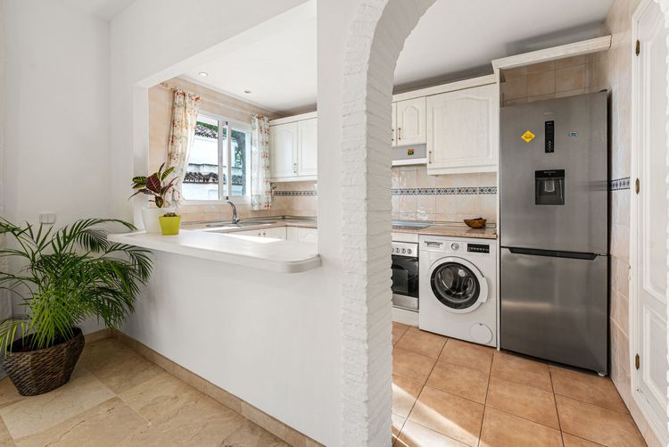 Apartment | Resale in Nueva Andalucía in Nueva Andalucía Others, Costa del Sol - Photo 4