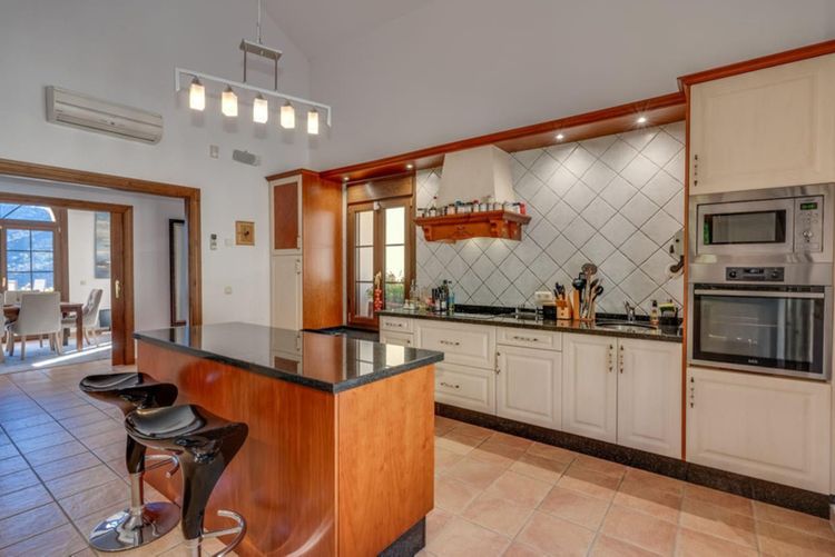 House | Resale in Benahavís in Benahavís Others, Costa del Sol - Photo 5