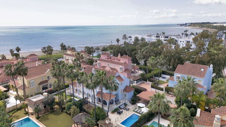 House | Resale in Puerto Banús in Puerto Banús, Costa del Sol - Photo 2