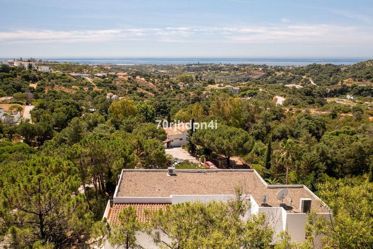 House | Resale in Estepona in Estepona, Costa del Sol - Photo 2